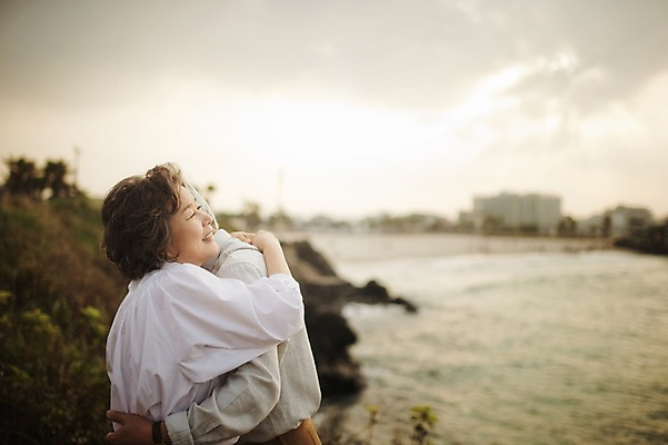 포토 JPG 주간 여자 할아버지 노년 남자 할머니 바다 여행 포옹 서기 상반신 해변 야외 두명 옆모습 실버라이프 제주도 노부부 다정 한국인 60대 함덕해수욕장 노인만 국내포토 자연요소 라이프스타일 부부 뷰포인트 컨셉 안기 모션 한국 사람 동양인 성인 해수욕장 함덕 성인만 파일형식