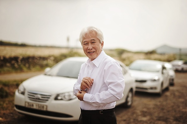 포토 JPG 주간 할아버지 노년 남자 행복 결혼 자동차 한명 서기 미소 정장 턱시도 상반신 야외 앞모습 실버라이프 제주도 한국인 60대 리마인드웨딩 남자만 노인만 노인남자만 따라비오름 국내포토 자연요소 1 라이프스타일 옷 감정 육상교통 뷰포인트 모션 한국 표정 사람 동양인 이벤트 성인 오름 성인만 파일형식