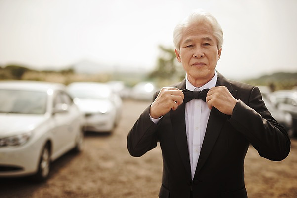 포토 JPG 주간 할아버지 노년 남자 행복 결혼 한명 서기 정장 턱시도 상반신 야외 앞모습 실버라이프 제주도 한국인 60대 리마인드웨딩 단장 남자만 노인만 노인남자만 따라비오름 국내포토 자연요소 1 라이프스타일 옷 감정 뷰포인트 모션 한국 사람 동양인 이벤트 성인 오름 성인만 파일형식