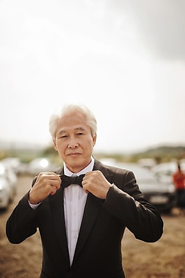 포토 JPG 주간 할아버지 노년 남자 행복 결혼 한명 서기 정장 턱시도 상반신 야외 앞모습 실버라이프 제주도 한국인 60대 리마인드웨딩 단장 남자만 노인만 노인남자만 따라비오름 국내포토 자연요소 1 라이프스타일 옷 감정 뷰포인트 모션 한국 사람 동양인 이벤트 성인 오름 성인만 파일형식
