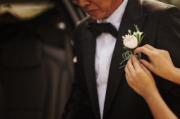 포토 JPG 주간 손 할아버지 노년 남자 꽃 결혼 서기 정장 턱시도 상반신 야외 두명 앞모습 신체부위 실버라이프 제주도 다정 한국인 60대 리마인드웨딩 코사지 단장 노인만 따라비오름 국내포토 자연요소 식물 라이프스타일 옷 뷰포인트 컨셉 장신구 모션 한국 사람 동양인 이벤트 성인 오름 성인만 파일형식