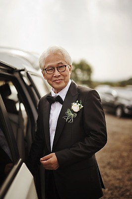 포토 JPG 주간 할아버지 노년 남자 결혼 자동차 한명 서기 미소 정장 턱시도 상반신 야외 앞모습 실버라이프 제주도 한국인 60대 리마인드웨딩 코사지 남자만 노인만 노인남자만 따라비오름 국내포토 자연요소 1 라이프스타일 옷 육상교통 뷰포인트 장신구 모션 한국 표정 사람 동양인 이벤트 성인 오름 성인만 파일형식