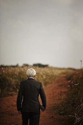 포토 JPG 주간 할아버지 노년 남자 결혼 한명 정장 턱시도 상반신 야외 뒷모습 실버라이프 제주도 걷기 한국인 60대 리마인드웨딩 억새밭 남자만 노인만 노인남자만 따라비오름 국내포토 자연요소 1 라이프스타일 옷 뷰포인트 모션 한국 사람 동양인 이벤트 성인 억새 오름 성인만 파일형식