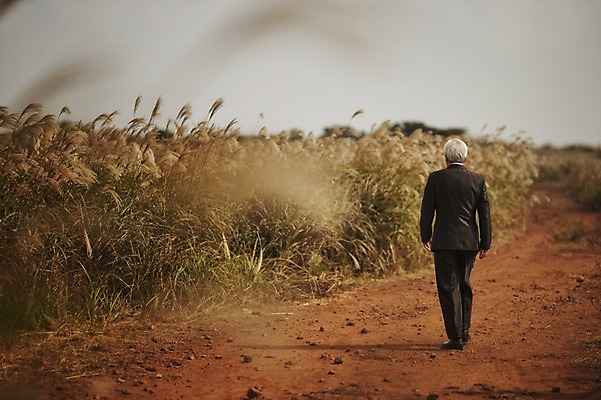 포토 JPG 주간 전신 할아버지 노년 남자 결혼 한명 정장 턱시도 야외 뒷모습 실버라이프 제주도 걷기 한국인 60대 리마인드웨딩 억새밭 남자만 노인만 노인남자만 따라비오름 국내포토 자연요소 1 라이프스타일 옷 뷰포인트 모션 한국 사람 동양인 이벤트 성인 억새 오름 성인만 파일형식