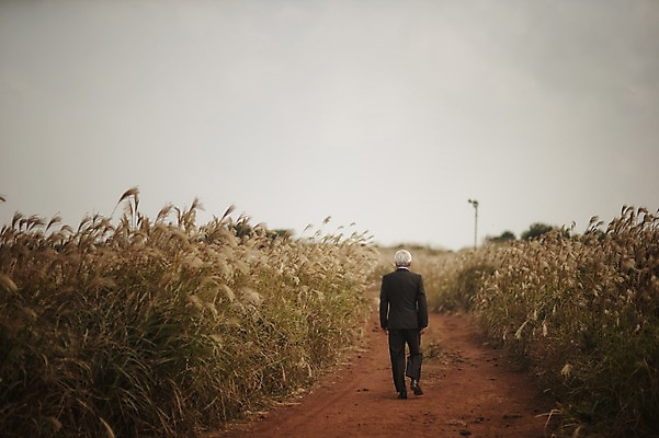 포토 JPG 주간 전신 할아버지 노년 남자 결혼 한명 정장 턱시도 야외 뒷모습 실버라이프 제주도 걷기 한국인 60대 리마인드웨딩 억새밭 남자만 노인만 노인남자만 따라비오름 국내포토 자연요소 1 라이프스타일 옷 뷰포인트 모션 한국 사람 동양인 이벤트 성인 억새 오름 성인만 파일형식