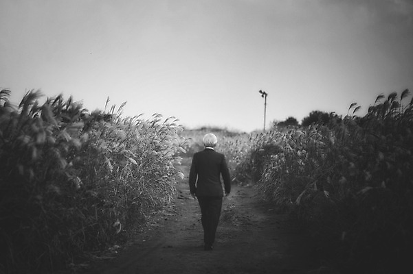 포토 JPG 주간 전신 할아버지 노년 남자 결혼 흑백 한명 정장 턱시도 야외 뒷모습 실버라이프 제주도 걷기 한국인 60대 리마인드웨딩 억새밭 남자만 노인만 노인남자만 따라비오름 국내포토 자연요소 1 라이프스타일 옷 뷰포인트 모션 한국 촬영기법 사람 동양인 이벤트 성인 억새 오름 성인만 파일형식