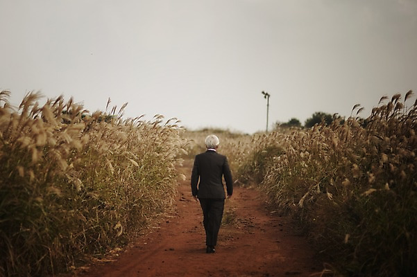 포토 JPG 주간 전신 할아버지 노년 남자 결혼 한명 정장 턱시도 야외 뒷모습 실버라이프 제주도 걷기 한국인 60대 리마인드웨딩 억새밭 남자만 노인만 노인남자만 따라비오름 국내포토 자연요소 1 라이프스타일 옷 뷰포인트 모션 한국 사람 동양인 이벤트 성인 억새 오름 성인만 파일형식