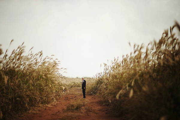 포토 JPG 주간 전신 할아버지 노년 남자 결혼 한명 서기 정장 턱시도 야외 뒷모습 실버라이프 제주도 한국인 뒤돌아보기 60대 리마인드웨딩 억새밭 남자만 노인만 노인남자만 따라비오름 국내포토 자연요소 1 라이프스타일 옷 뷰포인트 모션 한국 사람 동양인 이벤트 성인 억새 오름 성인만 파일형식