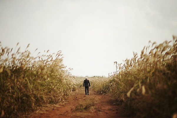 포토 JPG 주간 전신 할아버지 노년 남자 결혼 한명 정장 턱시도 야외 뒷모습 실버라이프 제주도 걷기 한국인 60대 리마인드웨딩 억새밭 남자만 노인만 노인남자만 따라비오름 국내포토 자연요소 1 라이프스타일 옷 뷰포인트 모션 한국 사람 동양인 이벤트 성인 억새 오름 성인만 파일형식