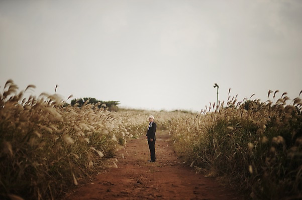 포토 JPG 주간 전신 할아버지 노년 남자 결혼 한명 서기 정장 턱시도 야외 뒷모습 실버라이프 제주도 한국인 뒤돌아보기 60대 리마인드웨딩 억새밭 남자만 노인만 노인남자만 따라비오름 국내포토 자연요소 1 라이프스타일 옷 뷰포인트 모션 한국 사람 동양인 이벤트 성인 억새 오름 성인만 파일형식