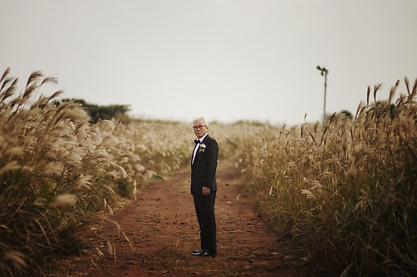 포토 JPG 주간 전신 할아버지 노년 남자 결혼 한명 서기 정장 턱시도 야외 옆모습 실버라이프 제주도 한국인 뒤돌아보기 60대 리마인드웨딩 억새밭 남자만 노인만 노인남자만 따라비오름 국내포토 자연요소 1 라이프스타일 옷 뷰포인트 모션 한국 사람 동양인 이벤트 성인 억새 오름 성인만 파일형식
