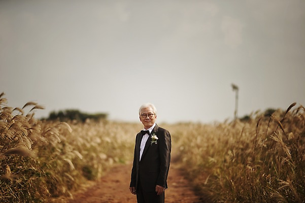 포토 JPG 주간 할아버지 노년 남자 결혼 한명 서기 미소 정장 턱시도 상반신 야외 옆모습 실버라이프 제주도 한국인 60대 리마인드웨딩 억새밭 남자만 노인만 노인남자만 따라비오름 국내포토 자연요소 1 라이프스타일 옷 뷰포인트 모션 한국 표정 사람 동양인 이벤트 성인 억새 오름 성인만 파일형식