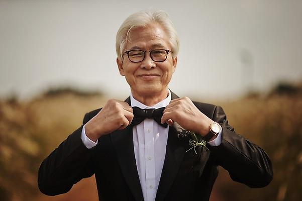 포토 JPG 주간 할아버지 노년 남자 행복 결혼 한명 서기 미소 정장 턱시도 상반신 야외 앞모습 실버라이프 제주도 한국인 60대 리마인드웨딩 남자만 노인만 노인남자만 따라비오름 국내포토 자연요소 1 라이프스타일 옷 감정 뷰포인트 모션 한국 표정 사람 동양인 이벤트 성인 오름 성인만 파일형식