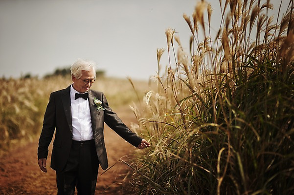 포토 JPG 주간 할아버지 노년 남자 행복 결혼 한명 서기 미소 정장 턱시도 상반신 야외 앞모습 실버라이프 제주도 한국인 60대 리마인드웨딩 억새밭 남자만 노인만 노인남자만 따라비오름 국내포토 자연요소 1 라이프스타일 옷 감정 뷰포인트 모션 한국 표정 사람 동양인 이벤트 성인 억새 오름 성인만 파일형식