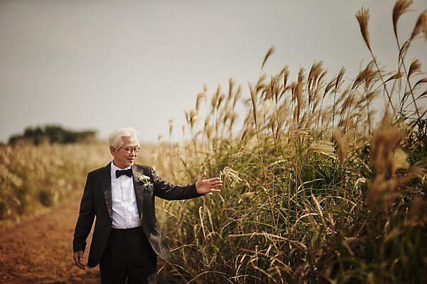 포토 JPG 주간 할아버지 노년 남자 행복 여유 결혼 한명 서기 미소 정장 턱시도 상반신 야외 앞모습 실버라이프 제주도 한국인 60대 리마인드웨딩 억새밭 남자만 노인만 노인남자만 따라비오름 국내포토 자연요소 1 라이프스타일 옷 감정 뷰포인트 모션 한국 표정 사람 동양인 이벤트 성인 억새 오름 성인만 파일형식