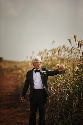 포토 JPG 주간 구름 할아버지 노년 남자 행복 여유 결혼 한명 서기 미소 정장 턱시도 상반신 야외 앞모습 실버라이프 제주도 한국인 자유 60대 리마인드웨딩 억새밭 남자만 노인만 노인남자만 따라비오름 국내포토 자연요소 1 라이프스타일 옷 감정 뷰포인트 컨셉 모션 한국 표정 사람 동양인 이벤트 성인 억새 오름 성인만 파일형식