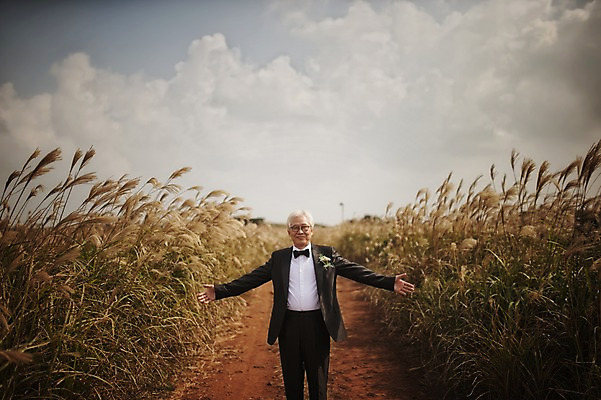 포토 JPG 주간 구름 할아버지 노년 남자 행복 여유 결혼 팔벌리기 한명 서기 미소 정장 턱시도 상반신 야외 앞모습 실버라이프 제주도 한국인 자유 60대 리마인드웨딩 억새밭 남자만 노인만 노인남자만 따라비오름 국내포토 자연요소 1 라이프스타일 옷 감정 뷰포인트 컨셉 모션 한국 표정 사람 동양인 이벤트 성인 억새 오름 성인만 파일형식