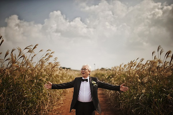 포토 JPG 주간 구름 할아버지 노년 남자 행복 여유 결혼 팔벌리기 한명 서기 미소 정장 턱시도 상반신 야외 앞모습 실버라이프 제주도 한국인 자유 60대 리마인드웨딩 억새밭 남자만 노인만 노인남자만 따라비오름 국내포토 자연요소 1 라이프스타일 옷 감정 뷰포인트 컨셉 모션 한국 표정 사람 동양인 이벤트 성인 억새 오름 성인만 파일형식