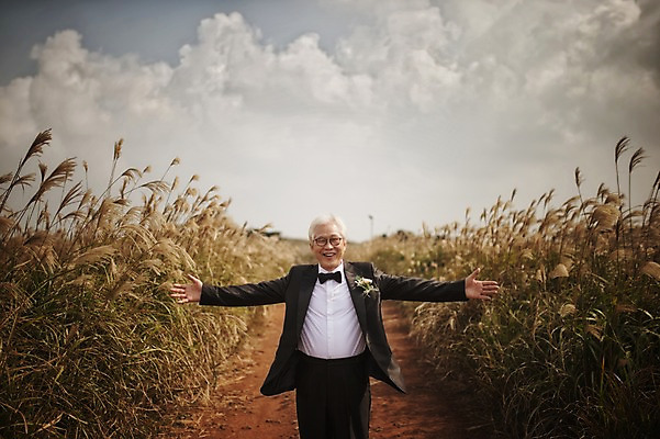 포토 JPG 주간 구름 할아버지 노년 남자 행복 여유 결혼 팔벌리기 한명 서기 미소 정장 턱시도 상반신 야외 앞모습 실버라이프 제주도 한국인 자유 60대 리마인드웨딩 억새밭 남자만 노인만 노인남자만 따라비오름 국내포토 자연요소 1 라이프스타일 옷 감정 뷰포인트 컨셉 모션 한국 표정 사람 동양인 이벤트 성인 억새 오름 성인만 파일형식