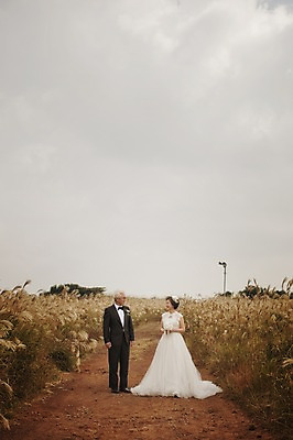 포토 JPG 주간 전신 여자 할아버지 노년 남자 행복 할머니 웨딩드레스 결혼 서기 정장 턱시도 야외 두명 앞모습 실버라이프 제주도 노부부 다정 한국인 60대 리마인드웨딩 억새밭 노인만 따라비오름 국내포토 자연요소 라이프스타일 부부 드레스 옷 감정 뷰포인트 컨셉 모션 한국 사람 동양인 이벤트 성인 억새 오름 성인만 파일형식