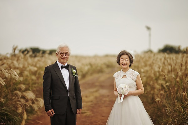 포토 JPG 주간 여자 할아버지 노년 남자 행복 할머니 부케 웨딩드레스 결혼 서기 미소 들기 정장 턱시도 상반신 야외 두명 앞모습 아웃포커스 실버라이프 제주도 노부부 다정 한국인 60대 리마인드웨딩 억새밭 노인만 따라비오름 국내포토 자연요소 라이프스타일 부부 드레스 옷 감정 뷰포인트 꽃다발 컨셉 모션 한국 촬영기법 표정 사람 동양인 이벤트 성인 억새 오름 성인만 파일형식