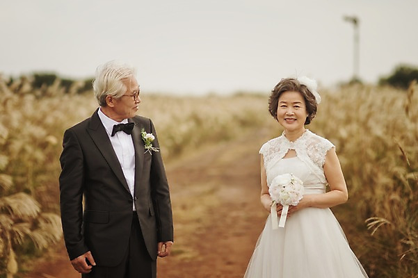포토 JPG 주간 여자 할아버지 노년 남자 행복 할머니 부케 웨딩드레스 결혼 서기 미소 들기 정장 턱시도 상반신 야외 두명 앞모습 아웃포커스 실버라이프 제주도 노부부 다정 한국인 60대 리마인드웨딩 억새밭 노인만 따라비오름 국내포토 자연요소 라이프스타일 부부 드레스 옷 감정 뷰포인트 꽃다발 컨셉 모션 한국 촬영기법 표정 사람 동양인 이벤트 성인 억새 오름 성인만 파일형식