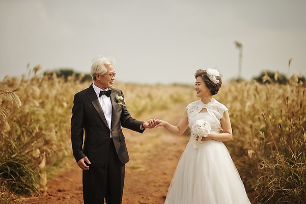 포토 JPG 주간 여자 할아버지 노년 남자 행복 할머니 부케 웨딩드레스 결혼 서기 미소 들기 정장 턱시도 상반신 야외 두명 앞모습 아웃포커스 실버라이프 제주도 손잡기 노부부 다정 한국인 60대 리마인드웨딩 억새밭 노인만 따라비오름 국내포토 자연요소 라이프스타일 부부 드레스 옷 감정 뷰포인트 꽃다발 컨셉 모션 한국 촬영기법 표정 사람 동양인 이벤트 성인 억새 오름 성인만 파일형식