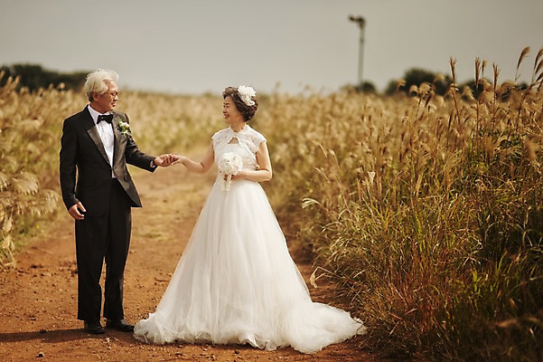 포토 JPG 주간 전신 여자 할아버지 노년 남자 행복 할머니 웨딩드레스 결혼 서기 정장 턱시도 야외 두명 앞모습 실버라이프 제주도 손잡기 노부부 다정 한국인 60대 리마인드웨딩 억새밭 노인만 따라비오름 국내포토 자연요소 라이프스타일 부부 드레스 옷 감정 뷰포인트 컨셉 모션 한국 사람 동양인 이벤트 성인 억새 오름 성인만 파일형식