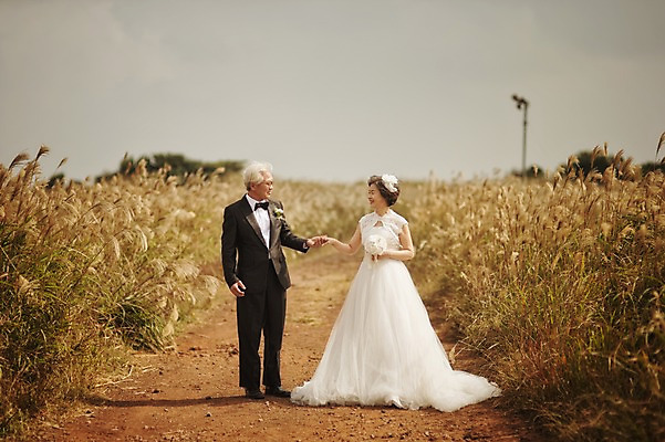 포토 JPG 주간 전신 여자 할아버지 노년 남자 행복 할머니 웨딩드레스 결혼 서기 정장 턱시도 야외 두명 앞모습 실버라이프 제주도 손잡기 노부부 다정 한국인 60대 리마인드웨딩 억새밭 노인만 따라비오름 국내포토 자연요소 라이프스타일 부부 드레스 옷 감정 뷰포인트 컨셉 모션 한국 사람 동양인 이벤트 성인 억새 오름 성인만 파일형식