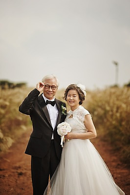 포토 JPG 주간 여자 할아버지 노년 남자 행복 할머니 부케 웨딩드레스 결혼 서기 미소 들기 정장 턱시도 상반신 야외 두명 앞모습 아웃포커스 실버라이프 제주도 노부부 다정 한국인 60대 리마인드웨딩 억새밭 노인만 따라비오름 국내포토 자연요소 라이프스타일 부부 드레스 옷 감정 뷰포인트 꽃다발 컨셉 모션 한국 촬영기법 표정 사람 동양인 이벤트 성인 억새 오름 성인만 파일형식