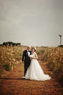 포토 JPG 주간 전신 여자 할아버지 노년 남자 행복 할머니 웨딩드레스 결혼 서기 정장 턱시도 야외 두명 앞모습 실버라이프 제주도 노부부 다정 한국인 60대 리마인드웨딩 억새밭 노인만 따라비오름 국내포토 자연요소 라이프스타일 부부 드레스 옷 감정 뷰포인트 컨셉 모션 한국 사람 동양인 이벤트 성인 억새 오름 성인만 파일형식