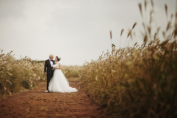 포토 JPG 주간 전신 여자 할아버지 노년 남자 행복 할머니 웨딩드레스 결혼 서기 정장 턱시도 야외 두명 앞모습 실버라이프 제주도 노부부 다정 한국인 60대 리마인드웨딩 억새밭 노인만 따라비오름 국내포토 자연요소 라이프스타일 부부 드레스 옷 감정 뷰포인트 컨셉 모션 한국 사람 동양인 이벤트 성인 억새 오름 성인만 파일형식