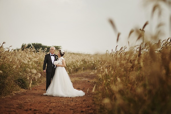 포토 JPG 주간 전신 여자 할아버지 노년 남자 행복 할머니 웨딩드레스 결혼 서기 정장 턱시도 야외 두명 앞모습 실버라이프 제주도 노부부 다정 한국인 60대 리마인드웨딩 억새밭 노인만 따라비오름 국내포토 자연요소 라이프스타일 부부 드레스 옷 감정 뷰포인트 컨셉 모션 한국 사람 동양인 이벤트 성인 억새 오름 성인만 파일형식