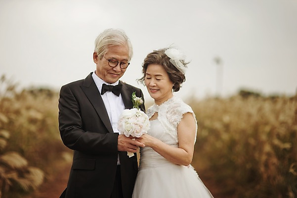 포토 JPG 주간 여자 할아버지 노년 남자 행복 할머니 웨딩드레스 결혼 서기 정장 턱시도 상반신 야외 두명 앞모습 아웃포커스 실버라이프 제주도 노부부 다정 한국인 60대 리마인드웨딩 억새밭 노인만 따라비오름 국내포토 자연요소 라이프스타일 부부 드레스 옷 감정 뷰포인트 컨셉 모션 한국 촬영기법 사람 동양인 이벤트 성인 억새 오름 성인만 파일형식