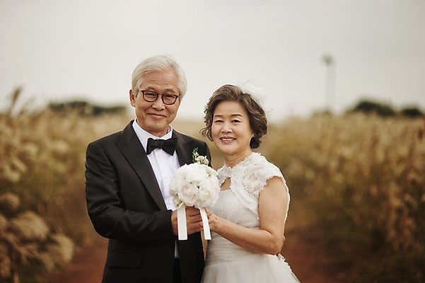 포토 JPG 주간 여자 할아버지 노년 남자 행복 할머니 웨딩드레스 결혼 서기 정장 턱시도 상반신 야외 두명 앞모습 아웃포커스 실버라이프 제주도 노부부 다정 한국인 60대 리마인드웨딩 억새밭 노인만 따라비오름 국내포토 자연요소 라이프스타일 부부 드레스 옷 감정 뷰포인트 컨셉 모션 한국 촬영기법 사람 동양인 이벤트 성인 억새 오름 성인만 파일형식