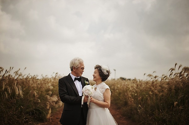 포토 JPG 주간 여자 할아버지 노년 남자 행복 할머니 웨딩드레스 결혼 서기 정장 턱시도 상반신 야외 두명 앞모습 실버라이프 제주도 노부부 다정 한국인 60대 리마인드웨딩 억새밭 노인만 따라비오름 국내포토 자연요소 라이프스타일 부부 드레스 옷 감정 뷰포인트 컨셉 모션 한국 사람 동양인 이벤트 성인 억새 오름 성인만 파일형식