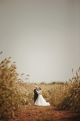 포토 JPG 주간 전신 여자 할아버지 노년 남자 행복 할머니 웨딩드레스 결혼 서기 정장 턱시도 야외 두명 앞모습 실버라이프 제주도 노부부 다정 한국인 60대 리마인드웨딩 억새밭 노인만 따라비오름 국내포토 자연요소 라이프스타일 부부 드레스 옷 감정 뷰포인트 컨셉 모션 한국 사람 동양인 이벤트 성인 억새 오름 성인만 파일형식