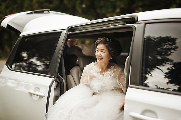 포토 JPG 주간 여자 노년 행복 할머니 웨딩드레스 결혼 자동차 한명 미소 상반신 야외 실버라이프 제주도 한국인 하차 60대 리마인드웨딩 여자만 노인만 노인여자만 샤이니숲길 국내포토 자연요소 1 라이프스타일 드레스 감정 육상교통 모션 한국 표정 사람 동양인 이벤트 성인 숲길 성인만 파일형식