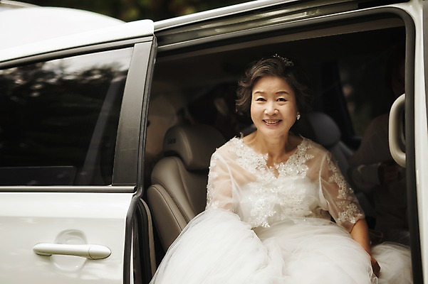포토 JPG 주간 여자 노년 행복 할머니 웨딩드레스 결혼 자동차 한명 미소 앉기 상반신 야외 앞모습 실버라이프 제주도 한국인 60대 리마인드웨딩 여자만 노인만 노인여자만 샤이니숲길 국내포토 자연요소 1 라이프스타일 드레스 감정 육상교통 뷰포인트 모션 한국 표정 사람 동양인 이벤트 성인 숲길 성인만 파일형식