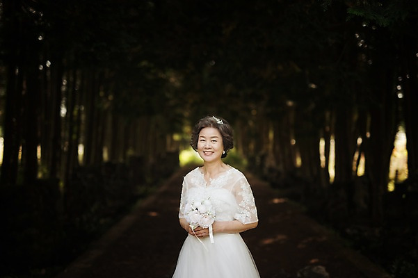 포토 JPG 여자 노년 행복 할머니 부케 웨딩드레스 결혼 한명 서기 미소 들기 상반신 야외 앞모습 실버라이프 제주도 한국인 60대 리마인드웨딩 숲길 여자만 노인만 노인여자만 샤이니숲길 국내포토 1 라이프스타일 드레스 감정 길 뷰포인트 꽃다발 모션 한국 표정 사람 동양인 이벤트 성인 성인만 파일형식