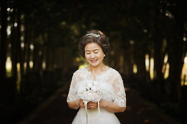 포토 JPG 여자 노년 행복 할머니 부케 웨딩드레스 결혼 한명 서기 미소 들기 상반신 야외 앞모습 실버라이프 제주도 한국인 60대 리마인드웨딩 숲길 여자만 노인만 노인여자만 샤이니숲길 국내포토 1 라이프스타일 드레스 감정 길 뷰포인트 꽃다발 모션 한국 표정 사람 동양인 이벤트 성인 성인만 파일형식