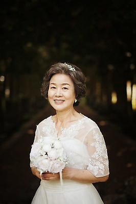 포토 JPG 여자 노년 행복 할머니 부케 웨딩드레스 결혼 한명 서기 미소 들기 상반신 야외 앞모습 실버라이프 제주도 한국인 60대 리마인드웨딩 숲길 여자만 노인만 노인여자만 샤이니숲길 국내포토 1 라이프스타일 드레스 감정 길 뷰포인트 꽃다발 모션 한국 표정 사람 동양인 이벤트 성인 성인만 파일형식