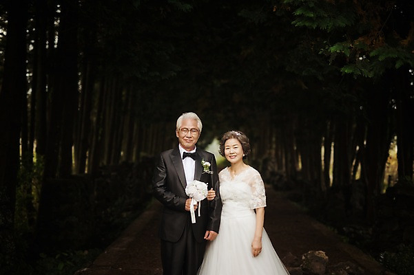 포토 JPG 여자 할아버지 노년 남자 행복 할머니 부케 웨딩드레스 결혼 서기 들기 정장 턱시도 상반신 야외 두명 앞모습 실버라이프 제주도 노부부 다정 한국인 60대 리마인드웨딩 숲길 노인만 샤이니숲길 국내포토 라이프스타일 부부 드레스 옷 감정 길 뷰포인트 꽃다발 컨셉 모션 한국 사람 동양인 이벤트 성인 성인만 파일형식