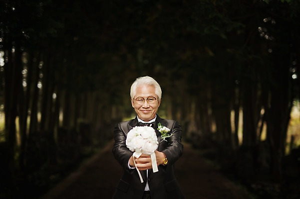 포토 JPG 할아버지 노년 남자 행복 부케 결혼 한명 미소 들기 정장 턱시도 상반신 야외 앞모습 실버라이프 제주도 한국인 60대 리마인드웨딩 숲길 남자만 노인만 노인남자만 샤이니숲길 국내포토 1 라이프스타일 옷 감정 길 뷰포인트 꽃다발 모션 한국 표정 사람 동양인 이벤트 성인 성인만 파일형식