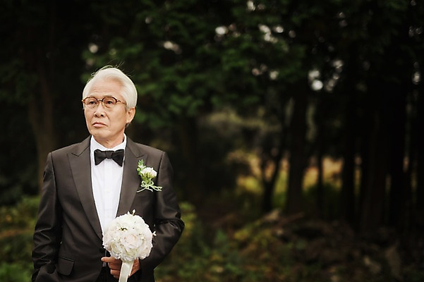 포토 JPG 할아버지 노년 남자 행복 부케 결혼 한명 미소 들기 정장 턱시도 상반신 야외 앞모습 실버라이프 제주도 한국인 60대 리마인드웨딩 숲길 남자만 노인만 노인남자만 샤이니숲길 국내포토 1 라이프스타일 옷 감정 길 뷰포인트 꽃다발 모션 한국 표정 사람 동양인 이벤트 성인 성인만 파일형식