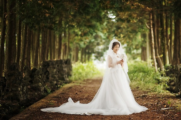 포토 JPG 주간 전신 여자 노년 행복 할머니 부케 웨딩드레스 결혼 한명 서기 미소 들기 야외 앞모습 실버라이프 제주도 한국인 60대 리마인드웨딩 숲길 여자만 노인만 노인여자만 샤이니숲길 국내포토 자연요소 1 라이프스타일 드레스 감정 길 뷰포인트 꽃다발 모션 한국 표정 사람 동양인 이벤트 성인 성인만 파일형식