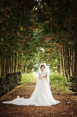 포토 JPG 주간 전신 여자 노년 행복 할머니 부케 웨딩드레스 결혼 한명 서기 미소 들기 야외 앞모습 실버라이프 제주도 한국인 60대 리마인드웨딩 숲길 여자만 노인만 노인여자만 샤이니숲길 국내포토 자연요소 1 라이프스타일 드레스 감정 길 뷰포인트 꽃다발 모션 한국 표정 사람 동양인 이벤트 성인 성인만 파일형식