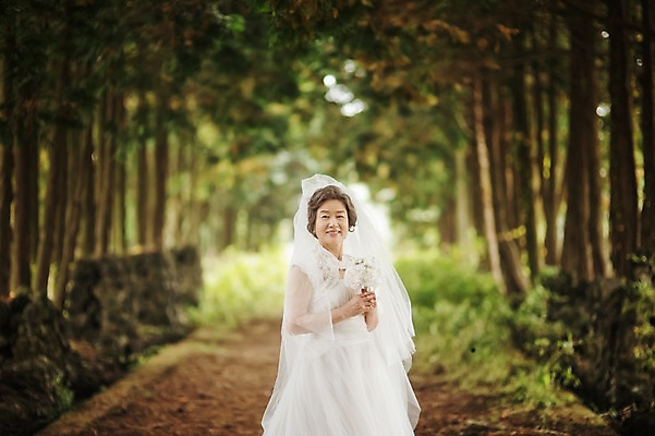 포토 JPG 주간 여자 노년 행복 할머니 부케 웨딩드레스 결혼 한명 미소 들기 상반신 야외 앞모습 실버라이프 제주도 한국인 60대 리마인드웨딩 숲길 여자만 노인만 노인여자만 샤이니숲길 국내포토 자연요소 1 라이프스타일 드레스 감정 길 뷰포인트 꽃다발 모션 한국 표정 사람 동양인 이벤트 성인 성인만 파일형식