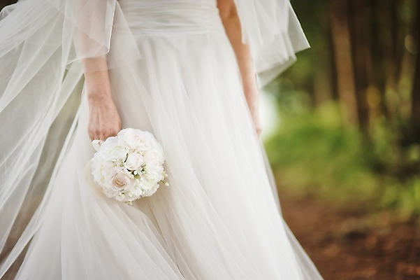 포토 JPG 주간 여자 노년 할머니 부케 웨딩드레스 결혼 한명 들기 야외 실버라이프 제주도 한국인 하반신 60대 리마인드웨딩 숲길 여자만 노인만 노인여자만 샤이니숲길 국내포토 자연요소 1 라이프스타일 드레스 길 꽃다발 모션 한국 사람 동양인 이벤트 성인 성인만 파일형식