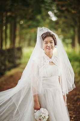 포토 JPG 주간 여자 노년 행복 할머니 부케 웨딩드레스 결혼 한명 미소 들기 상반신 야외 앞모습 실버라이프 제주도 한국인 60대 리마인드웨딩 숲길 여자만 노인만 노인여자만 샤이니숲길 국내포토 자연요소 1 라이프스타일 드레스 감정 길 뷰포인트 꽃다발 모션 한국 표정 사람 동양인 이벤트 성인 성인만 파일형식